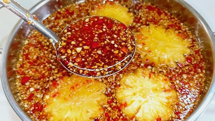 Làm nước mắm với dứa ăn bún thịt nướng