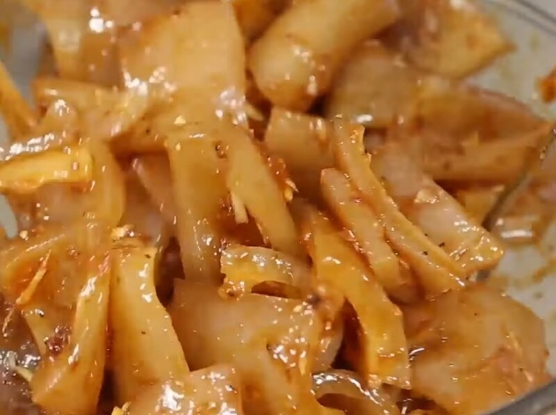 Luộc da heo và ướp thịt với gia vị