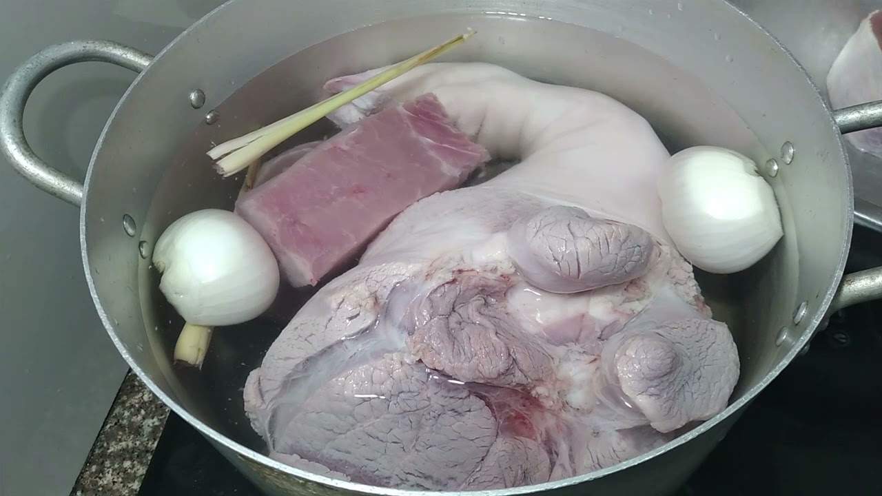 Luộc thịt chân giò