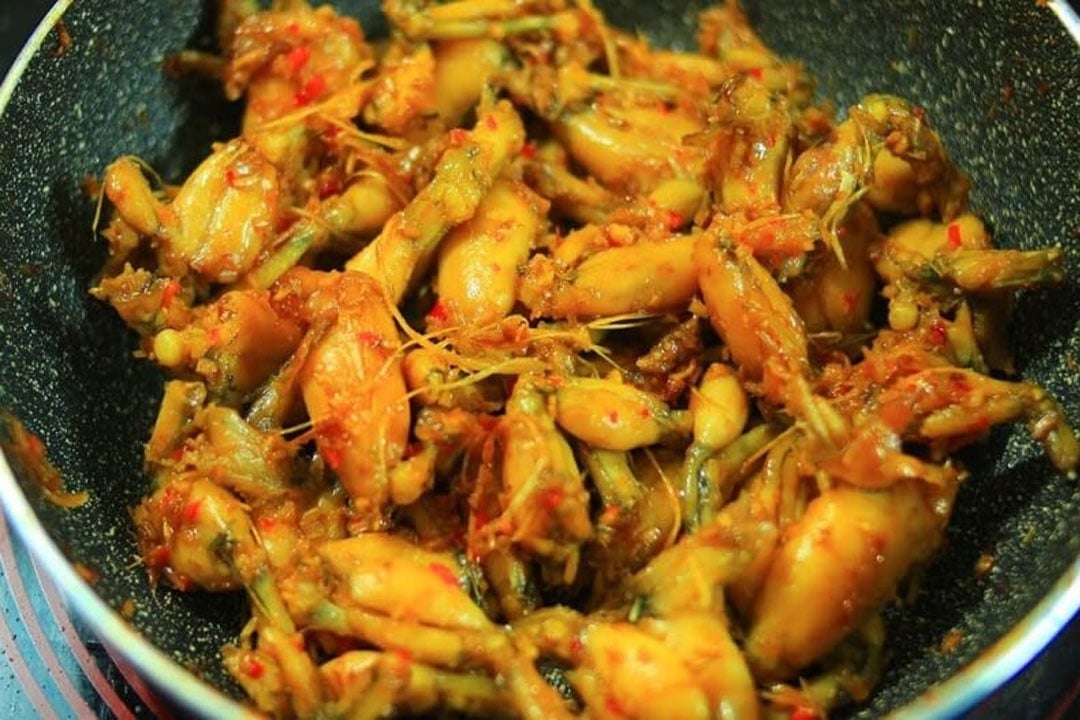 Nguyên liệu chuẩn bị làm món ếch xào sả ớt hành tây