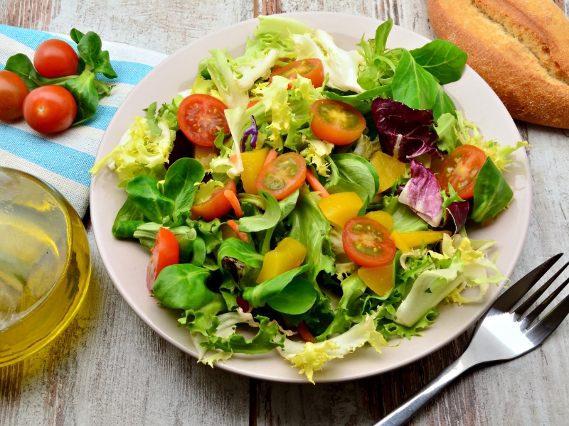 Rau xà lách trộn salad đơn giản và thanh mát