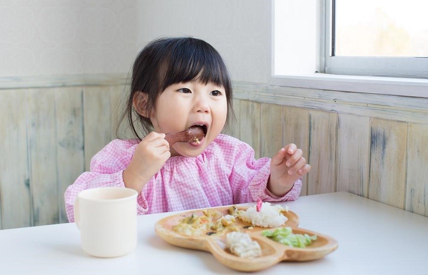 Bé 3 tuổi cần ăn cơm