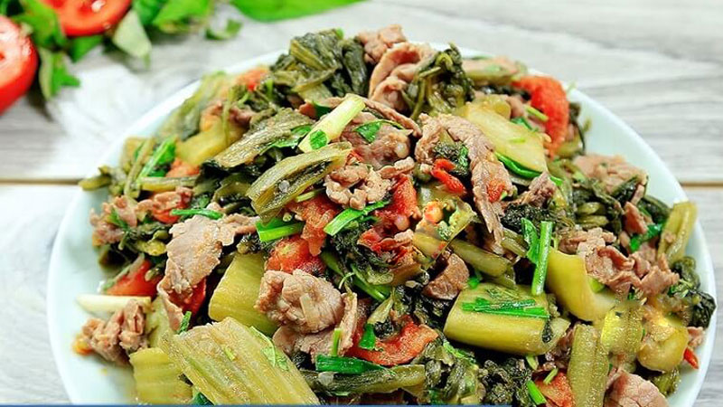 Thịt bò xào dưa chua ăn kèm với gì?