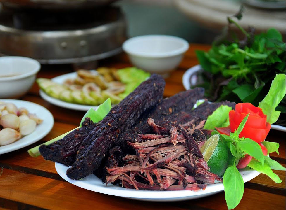 Thưởng thức thịt trâu gác bếp hấp cách thủy