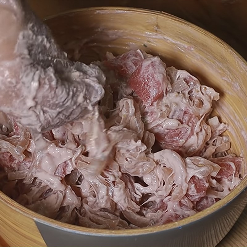 Trộn thịt, da heo, và giò sống